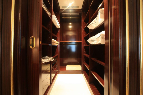 How to choose a luxury wardrobe for your home